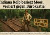 Amtsschimmel auf Bahn eins Karikatur. Indiana Kolb besiegt Moos, verliert gegen Bürokratie